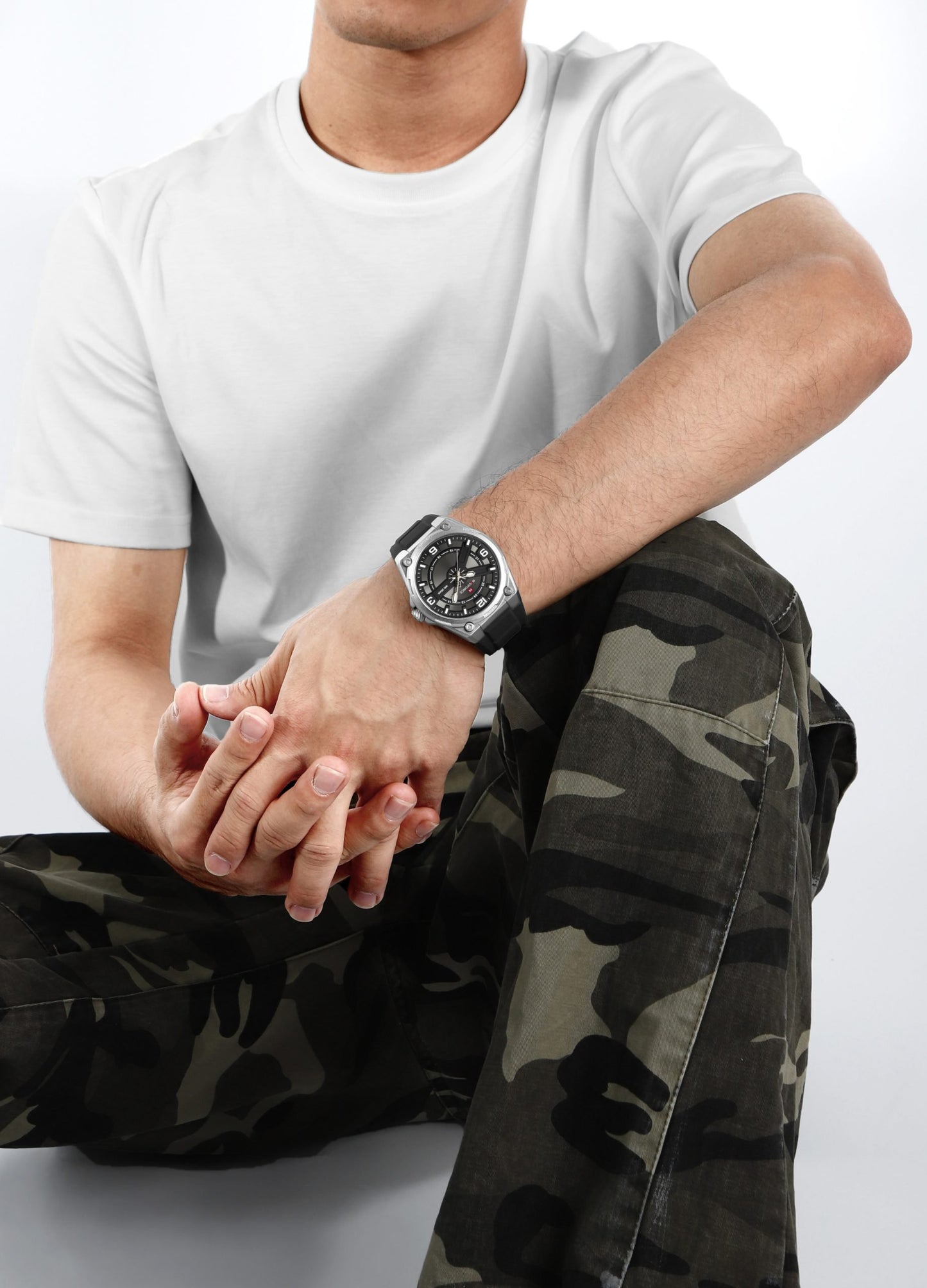 NAVIFORCE NF9260 "Silver Horizon" High-Performance Quartz Watch featuring Skeletonized Layered Cross Design