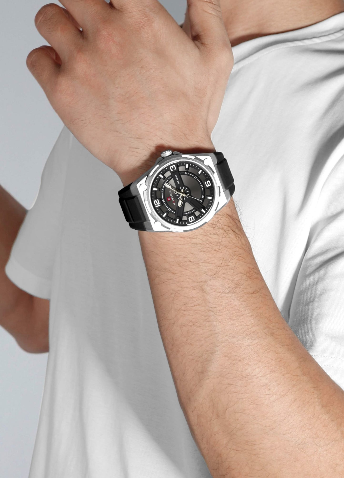 NAVIFORCE NF9260 "Silver Horizon" High-Performance Quartz Watch featuring Skeletonized Layered Cross Design